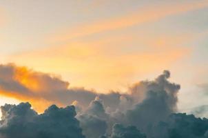 nuvens escuras e céu escuro em dia chuvoso, céu nublado e tempestuoso e azul foto