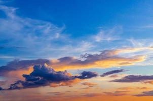 nuvens escuras e céu escuro em dia chuvoso, céu nublado e tempestuoso e azul foto