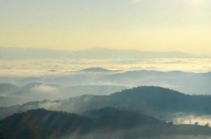 paisagem de montanha com nuvens e nevoeiro, o nevoeiro na montanha. foto