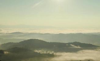 paisagem de montanha com nuvens e nevoeiro, o nevoeiro na montanha. foto