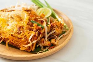 pad thai - mexa macarrão frito em estilo tailandês com ovo foto