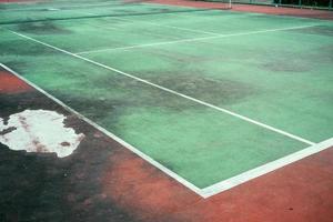 quadra de tênis verde velha, canto de quadra e quadra de tênis suja. foto