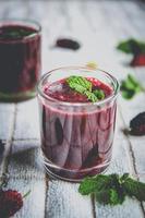 suco de amora e frutas de amora, smoothies de frutas vermelhas frescas. foto