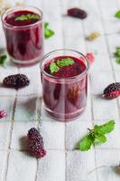 suco de amora e frutas de amora, smoothies de frutas vermelhas frescas. foto