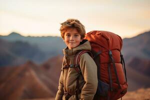 adorável pequeno Garoto com mochila caminhada dentro montanhas às pôr do sol. viagem e ativo estilo de vida conceito ai gerado foto