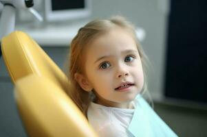 pequeno menina em estomatologia dentista cadeira. gerar ai foto