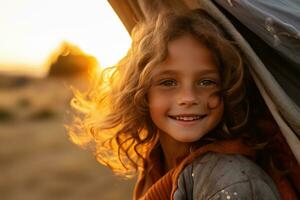 retrato do fofa pequeno menina às Câmera enquanto em pé perto acampamento barraca às pôr do sol ai gerado foto