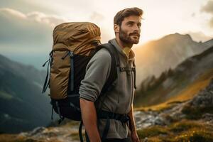 bonito jovem homem com mochila caminhada dentro a montanhas às pôr do sol ai gerado foto