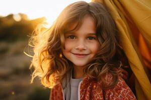 retrato do fofa pequeno menina às Câmera enquanto em pé perto acampamento barraca às pôr do sol ai gerado foto