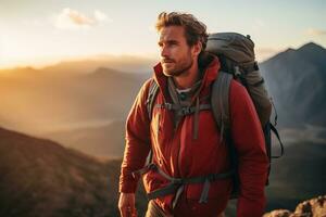 bonito jovem homem com mochila caminhada dentro a montanhas às pôr do sol ai gerado foto