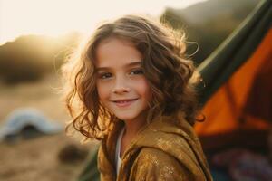 retrato do fofa pequeno menina às Câmera enquanto em pé perto acampamento barraca às pôr do sol ai gerado foto