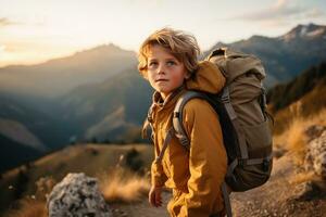 adorável pequeno Garoto com mochila caminhada dentro montanhas às pôr do sol. viagem e ativo estilo de vida conceito ai gerado foto