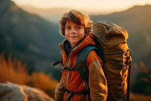 adorável pequeno Garoto com mochila caminhada dentro montanhas às pôr do sol. viagem e ativo estilo de vida conceito ai gerado foto