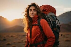 lindo mulher caminhante com mochila caminhada dentro a montanhas às pôr do sol ai gerado foto