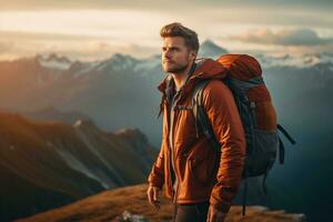 bonito jovem homem com mochila caminhada dentro a montanhas às pôr do sol ai gerado foto