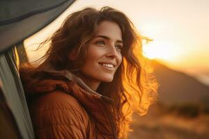 retrato do menina olhando às Câmera enquanto perto acampamento barraca às pôr do sol ai gerado foto