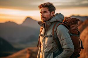 bonito jovem homem com mochila caminhada dentro a montanhas às pôr do sol ai gerado foto