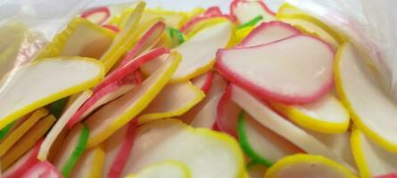 multicolorido cru cru biscoitos Kerupuk Warna aviso indonésio tradicional Comida isolado branco fundo seletivo foco foto