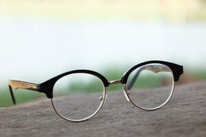 óculos em borrão fundo foto