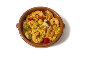 frutos do mar paella, isolado em uma branco fundo. frutos do mar paella tapa, servido dentro uma argila tigela. espanhol Comida conceito. foto