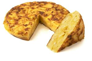 espanhol omelete ou batata omelete, isolado em branco fundo. tortilla de patatas é uma delicioso espanhol prato fez com ovos e batatas, tipicamente servido Como uma saboroso omelete ou batata bolo. foto