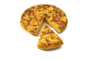 espanhol omelete ou batata omelete, isolado em branco fundo. tortilla de patatas é uma delicioso espanhol prato fez com ovos e batatas, tipicamente servido Como uma saboroso omelete ou batata bolo. foto