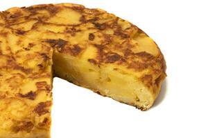 espanhol omelete ou batata omelete, isolado em branco fundo. tortilla de patatas é uma delicioso espanhol prato fez com ovos e batatas, tipicamente servido Como uma saboroso omelete ou batata bolo. foto