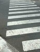 rude branco zebra Cruz andar listras para pedestre isolado em asfalto concreto público estrada ar livre. vertical fotografia Razão com não pessoas ou pessoa dentro visão. foto