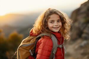 pequeno menina com mochila caminhada em montanha pico às pôr do sol, viagem e aventura conceito ai gerado foto