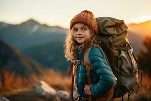 pequeno menina com mochila caminhada em montanha pico às pôr do sol, viagem e aventura conceito ai gerado foto