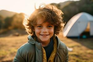 retrato do uma fofa Garoto olhando às Câmera enquanto perto dele barraca dentro natureza ai gerado foto