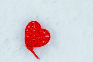 decorativo vermelho coração para dia dos namorados dia em neve. foto