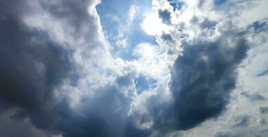 uma azul céu com nuvens e uma poucos nuvens, azul céu, branco nuvem Tempo lapso do nuvens dentro a céu, a Sol brilha através a nuvens dentro isto foto, dramático céu nuvens foto