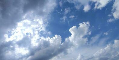 uma azul céu com nuvens e uma poucos nuvens, azul céu, branco nuvem Tempo lapso do nuvens dentro a céu, a Sol brilha através a nuvens dentro isto foto, dramático céu nuvens foto