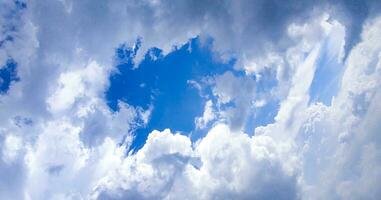 uma azul céu com nuvens e uma poucos nuvens, azul céu, branco nuvem Tempo lapso do nuvens dentro a céu, a Sol brilha através a nuvens dentro isto foto, dramático céu nuvens foto