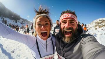 jubiloso casal participa dentro desafiador biatlo no meio majestoso neve coberto montanhas foto