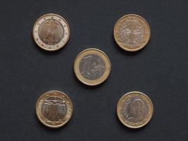 moedas de euro de muitos países foto