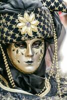 uma pessoa dentro uma mascarar às a carnaval do Veneza foto