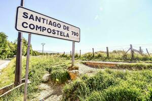 uma rua placa este diz santiago de compostela foto