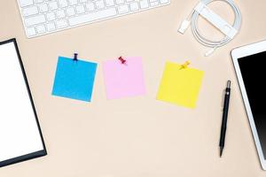 planilha com mesa de escritório com várias coisas nela foto