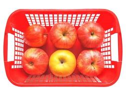 maçãs vermelhas em uma cesta foto