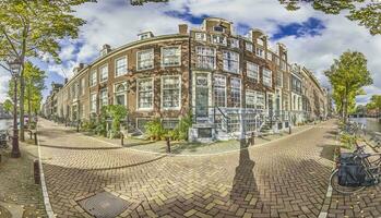 típica residencial rua dentro a holandês metrópole do amsterdam dentro verão 2023 foto