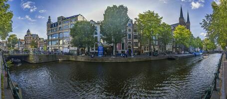 cenário do st francis xavier Igreja dentro amsterdam com adjacente canal dentro verão 2023 foto