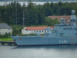 navio cruzeiro dentro a norueguês fiordes foto