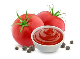ketchup dentro tigela, fresco tomates isolado foto