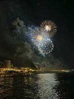 colorida fogos de artifício dentro a noite céu em a Beira-Mar do alicante Espanha foto