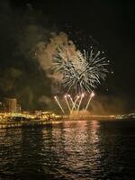 colorida fogos de artifício dentro a noite céu em a Beira-Mar do alicante Espanha foto