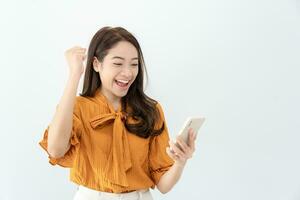 ásia mulher saiu surpresa face expressão . fêmea sente chocado com a telefone. emocionante sorrir e feliz adorável se alegra. muito apreciar e Diversão relaxar tempo. uau, menina segurando Smartphone. foto