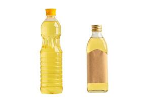 óleo vegetal com azeite em frasco diferente para cozinhar isolado no fundo branco com traçado de recorte. foto