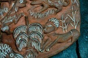 esculpido madeira painel com tribal desenhos foto